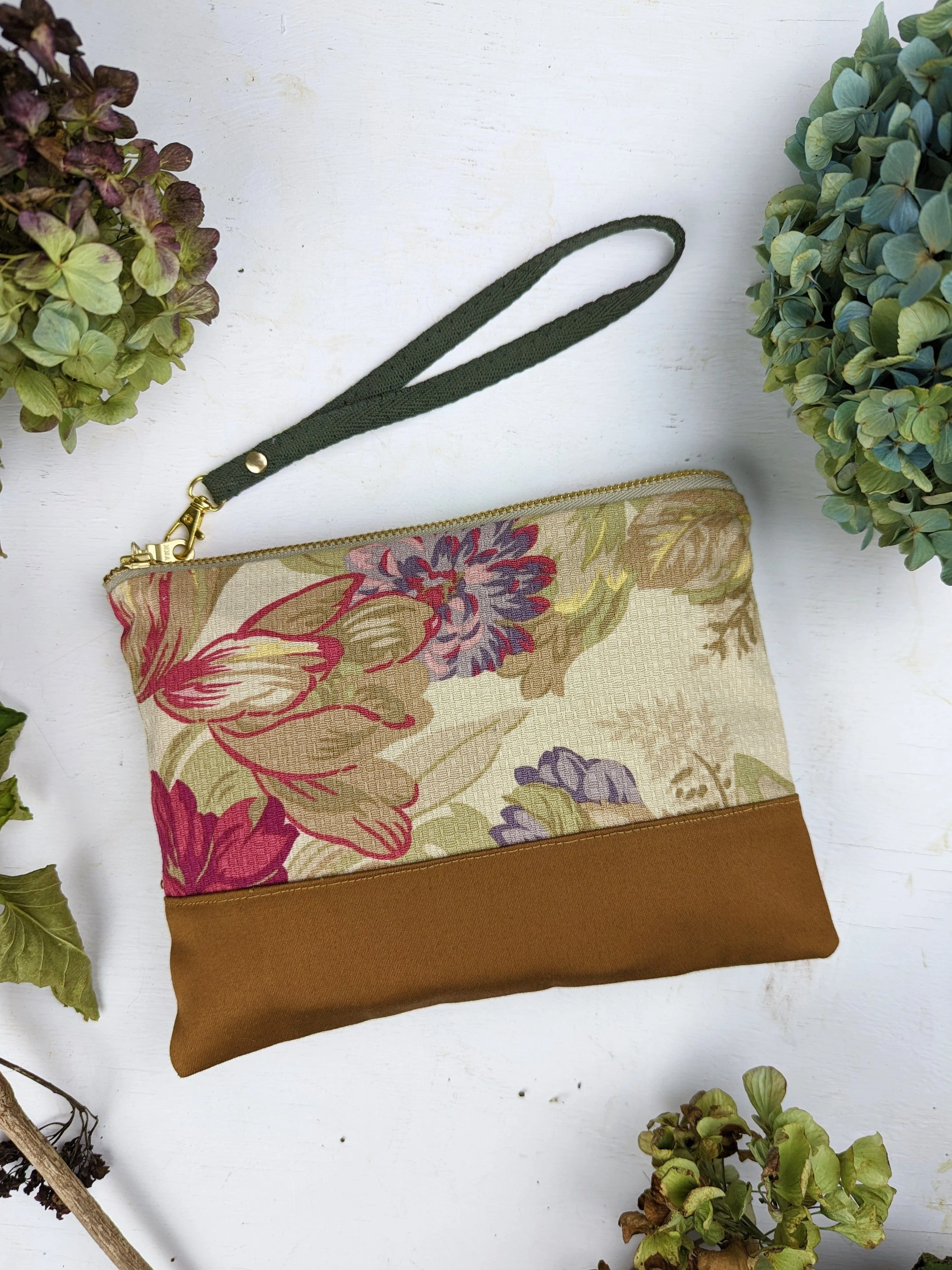 Ash & Rose Women's Antique Roses Clutch Wallet Wristlet