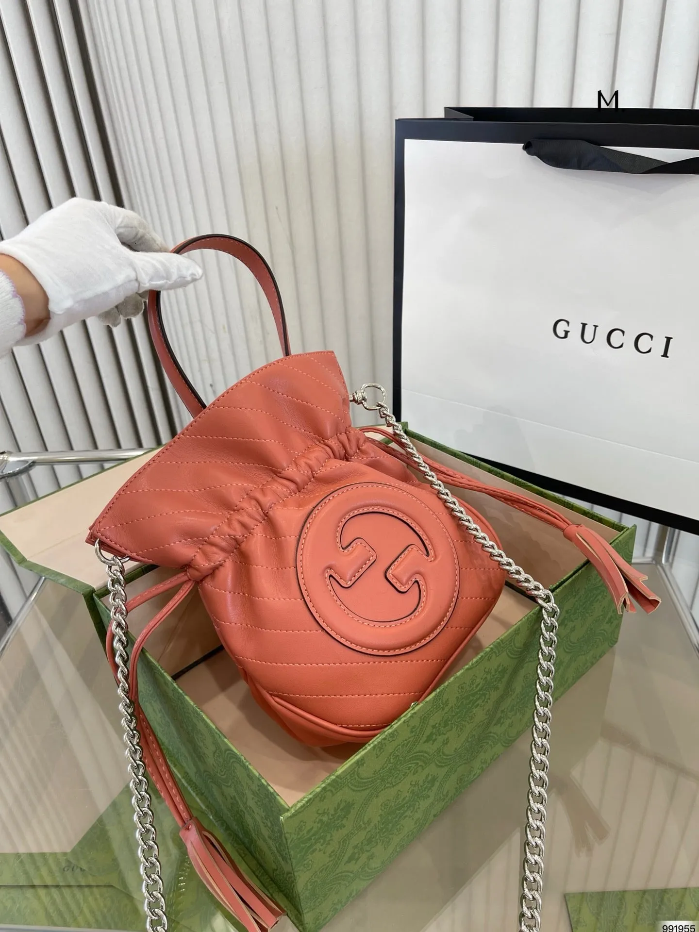 GC597 Gucci Blondie Mini Bucket Bag / 5.9"W x 7.5"H x 3.1"D