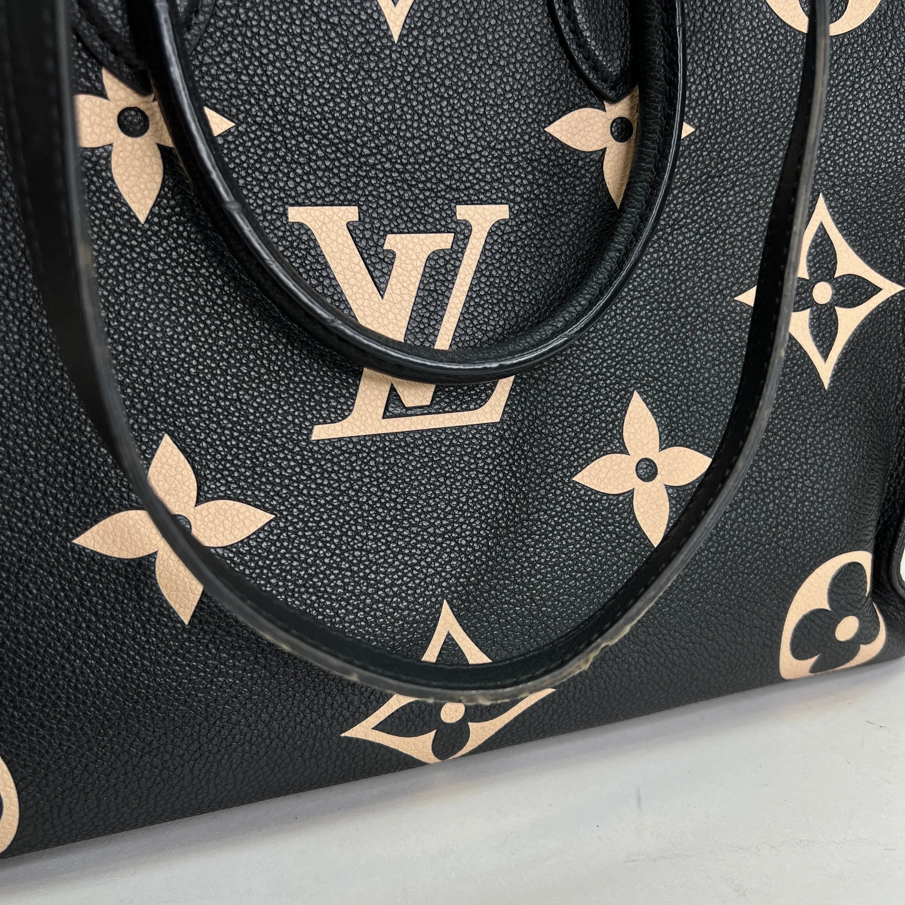 OnTheGo MM Black Tote Bag in Monogram Empreinte Leather, Gold hardware